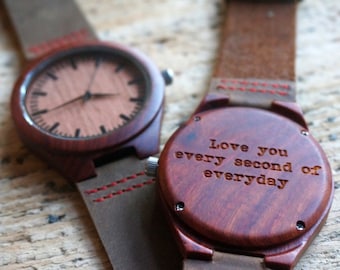 Houten horloge / rood sandelhout /persoonlijke horloge - gegraveerd met persoonlijke tekst - cadeau voor hem / haar verjaardag, bruiloft