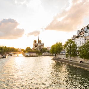 Paris Fotografie Druck - Notre Dame Kathedrale bei Sonnenuntergang - Paris Wandkunst - Reisefotografie Druck - Romantische Paris Kunst - Francophiles Geschenk