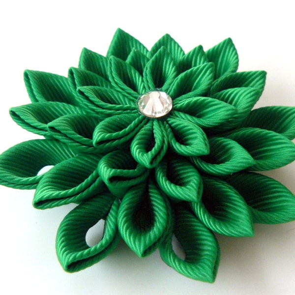 Broche de fleur de tissu de Kanzashi. Broche verte d’émeraude de fleur. Broche kanzashi émeraude. Broche de fleur verte faite à la main.