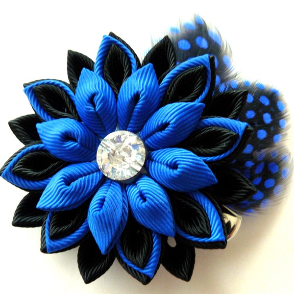 Pince à cheveux en tissu Kanzashi avec plumes. Pince à cheveux noire et bleue. Pince à cheveux avec des plumes.