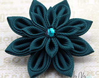 ダークグリーンの布製フラワーラペルピン：手作りつまみかんざしブローチ