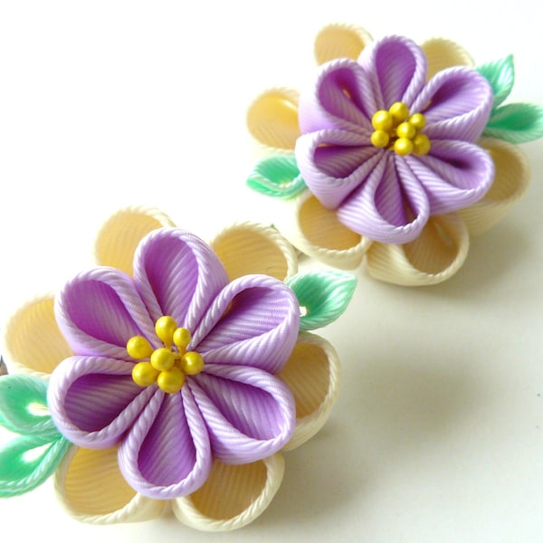 Fleurs en tissu Kanzashi. Lot de 2 pinces à cheveux. Orchidée, ivoire et menthe.