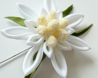 Pin de solapa de flores para hombre. Broche de flores de edelweiss austriaco. Alfiler de solapa con flor de Kanzashi. Alfiler de solapa con ojal. Boutonniere de boda Edelweiss.