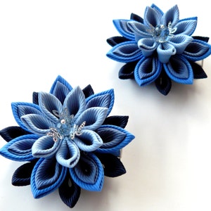 Kanzashi-stoffen bloemen. Set van 2 haarclips. Blauwtinten