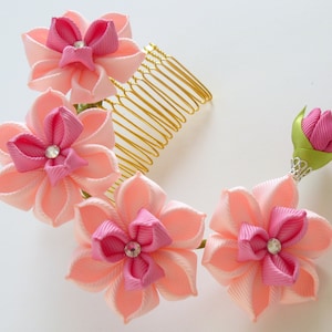 Kanzashi Fabric Flower hair comb . Pink hair comb. Pink kanzashi flowers.