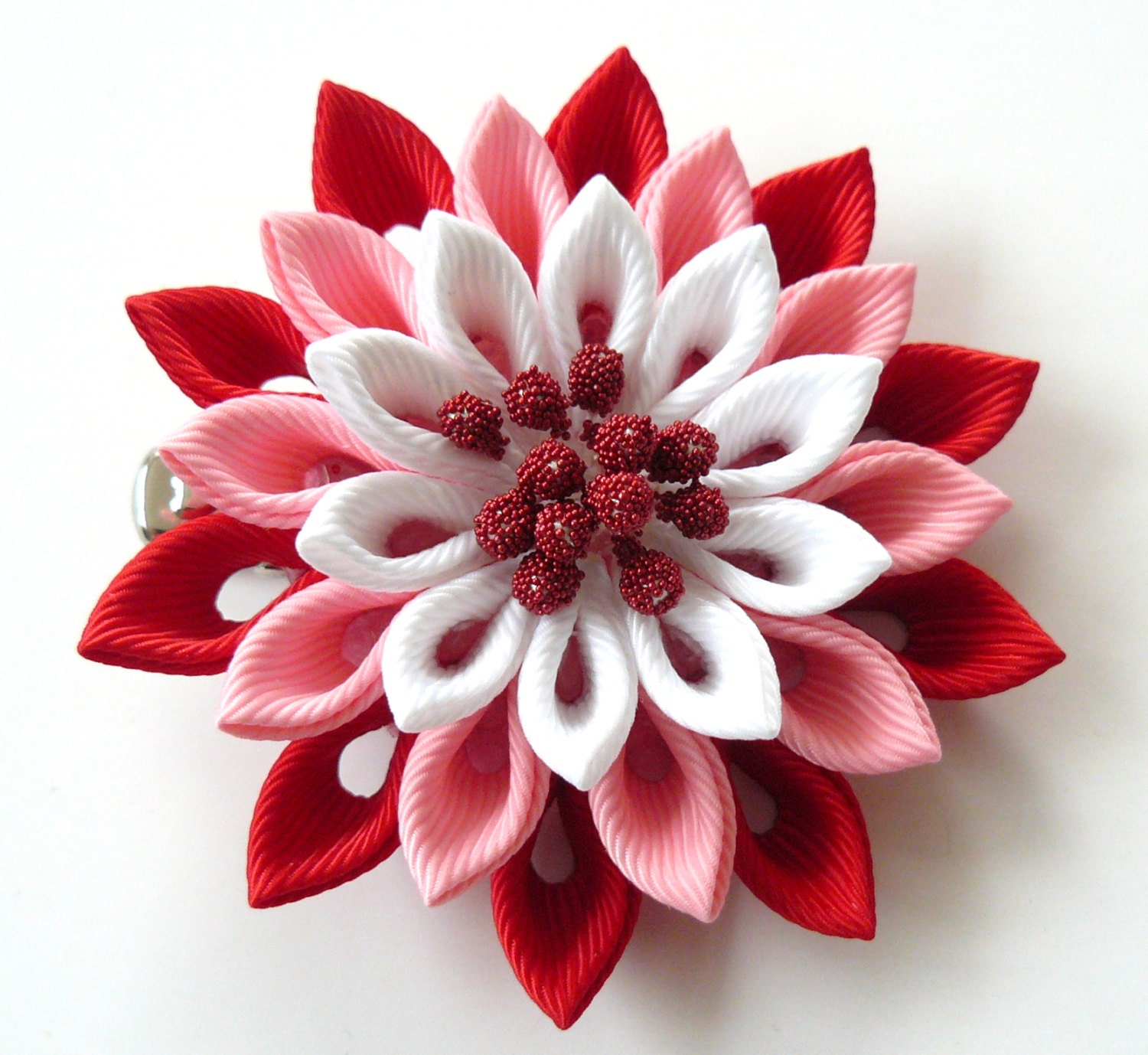 Clip de pelo de flores de tela Kanzashi. Rojo rosa y blanco. - España