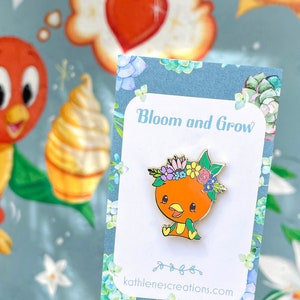Spilla smaltata con corona di fiori e uccellino arancione, spilla chibi, spilla kawaii, spilla con uccellino