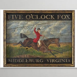 以下が含まれることがあります： 「FIVE O'CLOCK FOX」と「MIDDLEBURG VIRGINIA」の文字が入った木製フレームの看板。赤いコートを着た人物が茶色の馬に乗っている様子が描かれています。背景には青い空と緑の野原が描かれています。