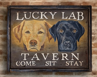 Retrato de perro labrador negro amarillo, letrero personalizado, pinturas rústicas, arte de pared de pub, bar y taberna, arte primitivo "Lucky Lab Tavern", reproducción del original