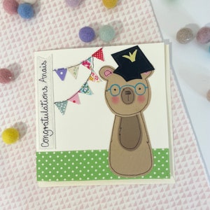 Carte brodée ours de remise des diplômes