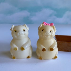 Vtg Pigs in a Poke Plastic Salt and Pepper Shaker Set with Orignal Box, White Pigs in Brown Box, Pink Bow Pink, Plastic Salt and Pepper Set image 6