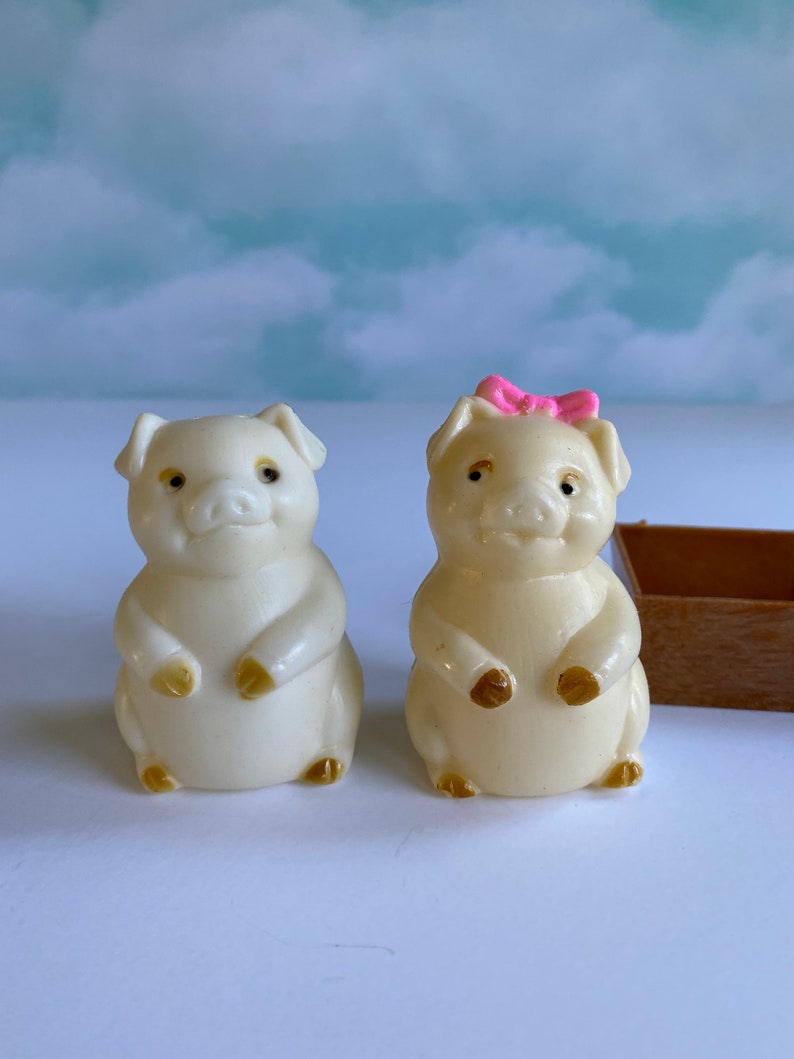 Vtg Pigs in a Poke Plastic Salt and Pepper Shaker Set with Orignal Box, White Pigs in Brown Box, Pink Bow Pink, Plastic Salt and Pepper Set image 6