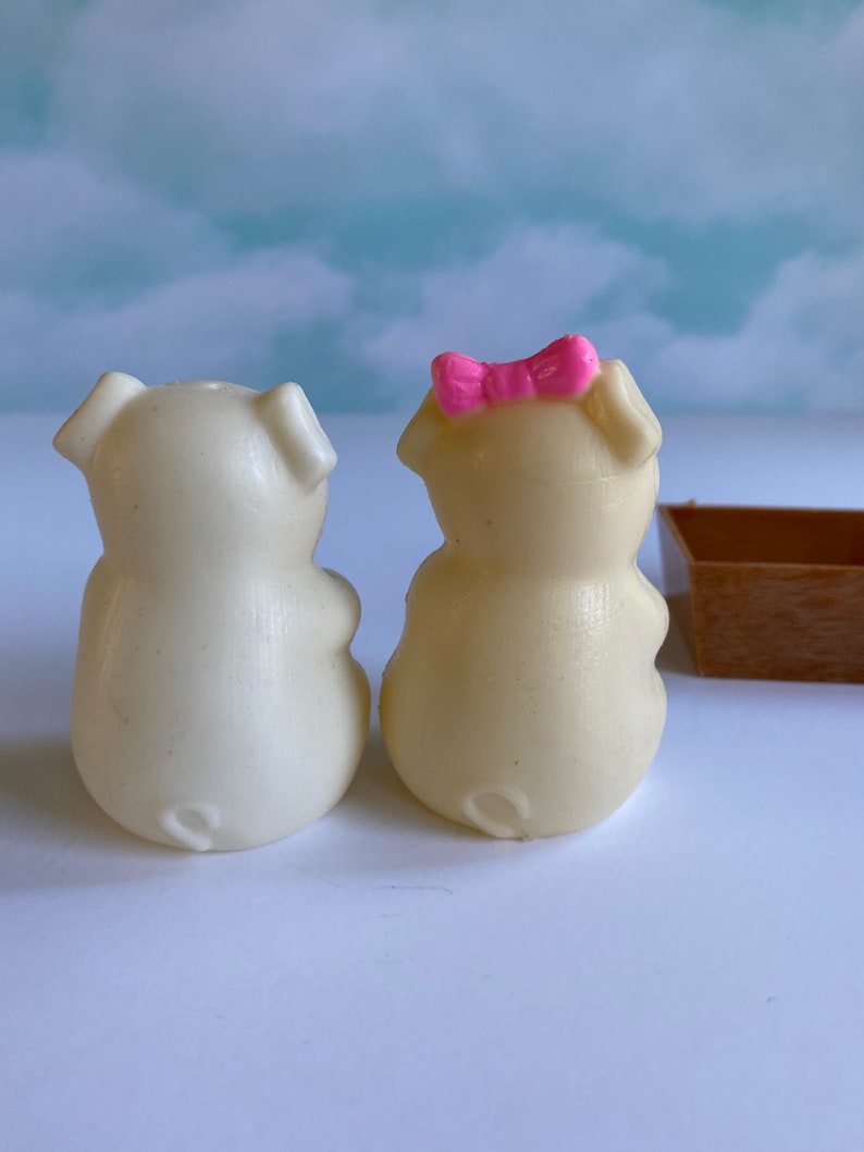 Vtg Pigs in a Poke Plastic Salt and Pepper Shaker Set with Orignal Box, White Pigs in Brown Box, Pink Bow Pink, Plastic Salt and Pepper Set image 8