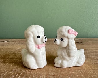 Salero y pimentero con diseño de caniche blanco vintage