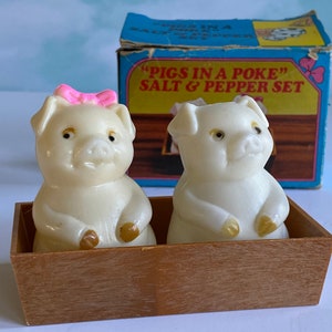 Vtg Pigs in a Poke Plastic Salt and Pepper Shaker Set with Orignal Box, White Pigs in Brown Box, Pink Bow Pink, Plastic Salt and Pepper Set image 3