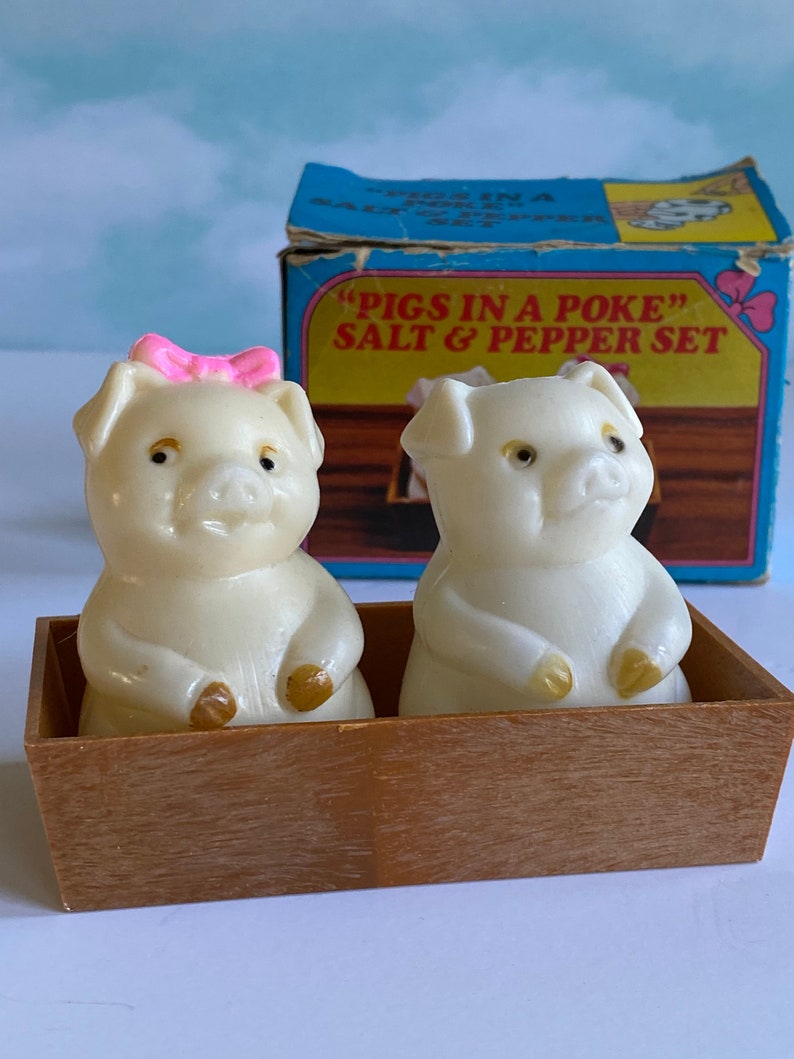 Vtg Pigs in a Poke Plastic Salt and Pepper Shaker Set with Orignal Box, White Pigs in Brown Box, Pink Bow Pink, Plastic Salt and Pepper Set image 3