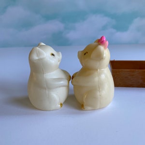 Vtg Pigs in a Poke Plastic Salt and Pepper Shaker Set with Orignal Box, White Pigs in Brown Box, Pink Bow Pink, Plastic Salt and Pepper Set image 7