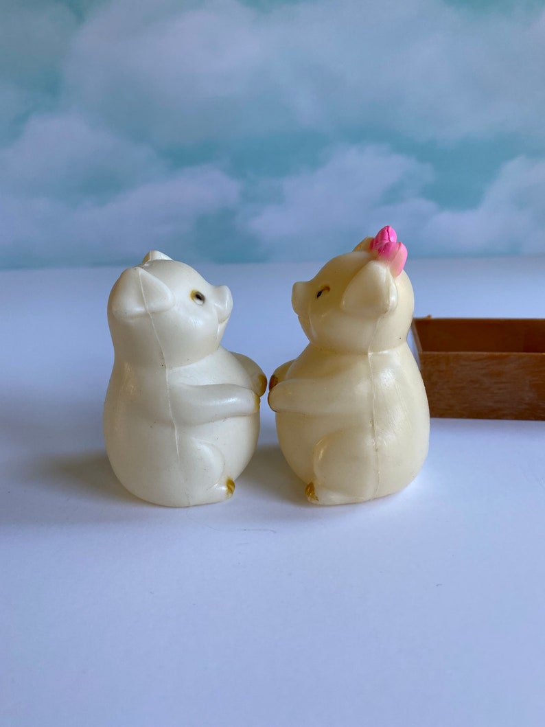Vtg Pigs in a Poke Plastic Salt and Pepper Shaker Set with Orignal Box, White Pigs in Brown Box, Pink Bow Pink, Plastic Salt and Pepper Set image 7