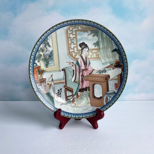 Vtg Asian Design Imperial Jingdeshen Porcelain Decorative Plate and Stand, 1987 &quot;Beauties of the Red Mansion&quot; Chinese Porcelain Plate
