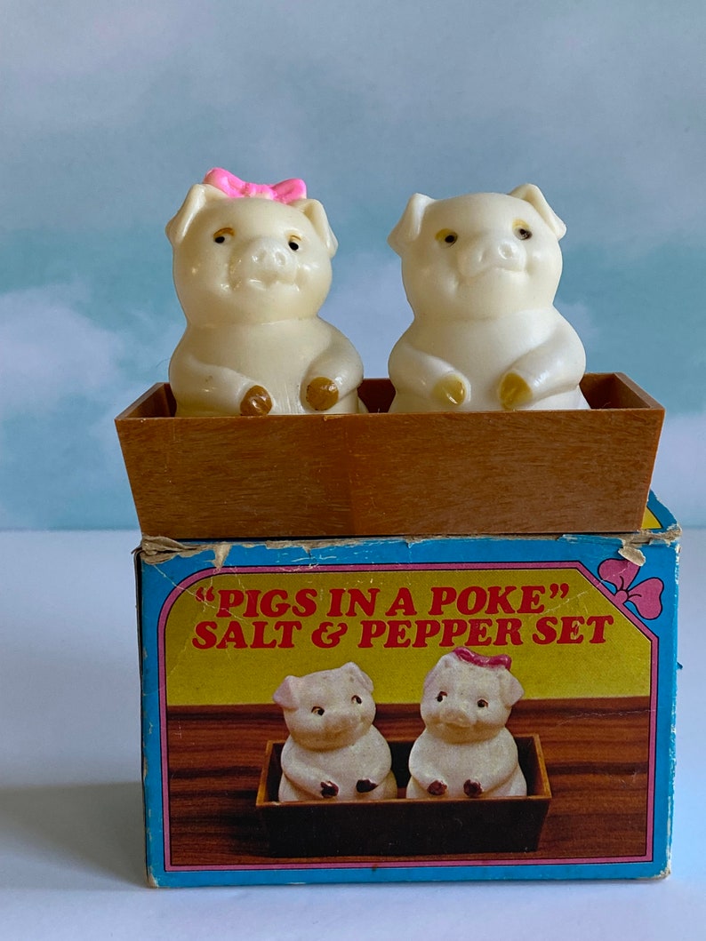 Vtg Pigs in a Poke Plastic Salt and Pepper Shaker Set with Orignal Box, White Pigs in Brown Box, Pink Bow Pink, Plastic Salt and Pepper Set image 2