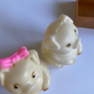 Vtg Pigs in a Poke Plastic Salt and Pepper Shaker Set with Orignal Box, White Pigs in Brown Box, Pink Bow Pink, Plastic Salt and Pepper Set image 10