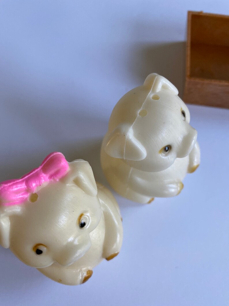 Vtg Pigs in a Poke Plastic Salt and Pepper Shaker Set with Orignal Box, White Pigs in Brown Box, Pink Bow Pink, Plastic Salt and Pepper Set image 10