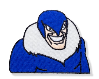 Könnte beinhalten: Blau-weiße gestickte Applikation eines Comic-Charakters mit blauer Maske und weißem Pelzkragen. Der Charakter hat ein verschmitztes Grinsen.