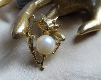 Spilla vintage a forma di gatto Jelly Belly, con perle finte sul ventre, spille figurative di metà secolo, gioiello vintage da collezione.