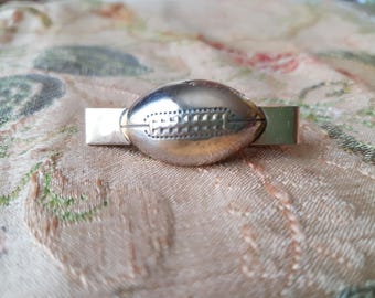 Fermacravatta vintage a tema FOOTBALL, anni '50, in metallo dorato, di metà secolo, accessori per abiti da uomo, regali di nozze, regalo per lui