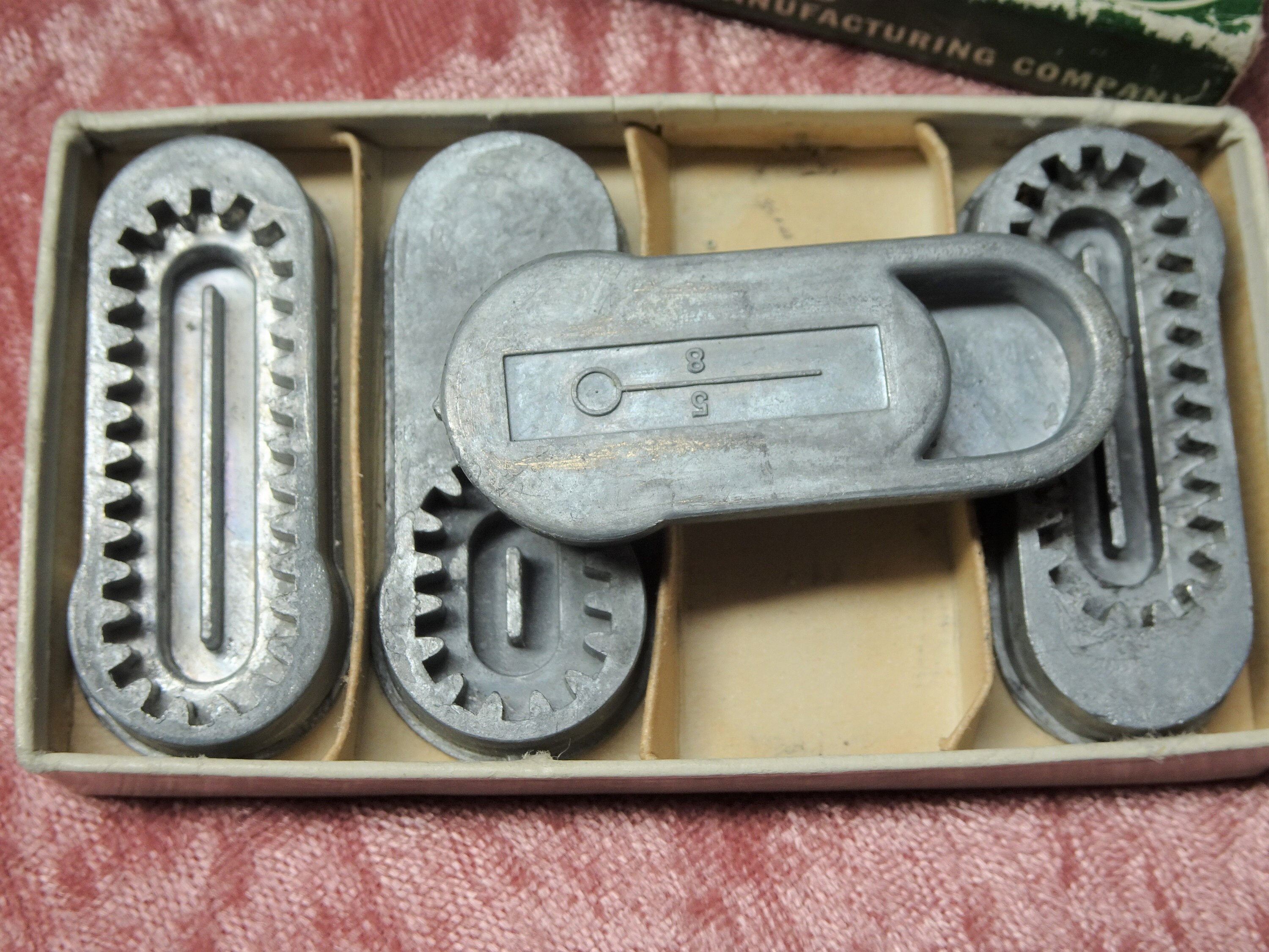 VINTAGE 1940s SINGER Sewing Machine Buttonholer Part 160506 Templates