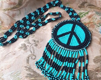 Collana con ciondolo a medaglione con perline dei nativi americani, stile retrò, anni '60, simbolo della pace, oggetto di scena per film, oggetto di scena per foto, perline di vetro, perline da collezione