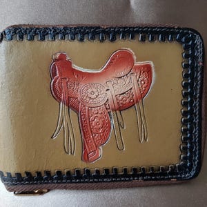 MAGNIFIQUE portefeuille portefeuille en cuir repoussé à la main vintage des années 1950, dessins de cowboys occidentaux, cuir de vachette, cadeau de fabrication américaine, cowboy ou cow-girl