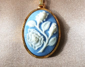 Ciondolo floreale romantico in stile vintage Wedgwood, in jasperware blu e bianco, con rose bianche in rilievo su collana blu, gioiello da collezione di metà secolo.