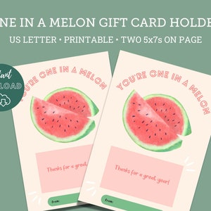 Può includere: Due porta biglietti regalo stampabili con un'illustrazione di anguria e il testo "You're one in a melon". Le carte sono progettate per adattarsi a un biglietto regalo standard e hanno uno spazio per un messaggio e una firma.