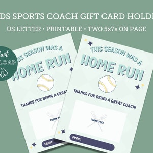 Könnte beinhalten: Zwei druckbare Geschenkkartenhalter mit einem Baseball und dem Text "Diese Saison war ein Homerun". Die Halter sind für eine Karte im Format 12,7 x 17,8 cm ausgelegt und haben Platz für eine personalisierte Nachricht.