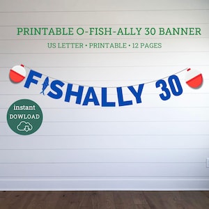 以下が含まれることがあります： 「O-FISH-ALLY 30」という文字が青い文字で書かれた印刷可能なバナーで、両端に釣り浮きが付けられています。バナーは木製の羽目板のある白い壁に掛けられています。
