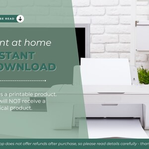 Pode incluir: Uma impressora branca com uma folha de papel na bandeja. A impressora est&aacute; sobre uma superf&iacute;cie branca com uma parede de tijolo branco no fundo. O texto "print at home INSTANT DOWNLOAD" &eacute; exibido em um fundo verde.