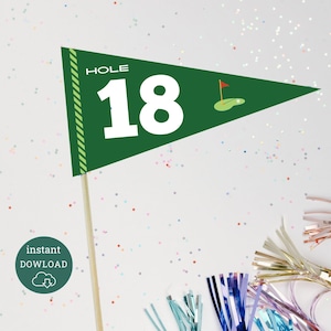 Könnte beinhalten: Eine grüne Wimpelfahne auf einem Holzstab mit dem weißen Text "HOLE 18". Die Fahne hat eine Golfplatzgrafik und einen grünen Rand. Ein runder Aufkleber mit den Worten "instant DOWNLOAD" befindet sich unten links.