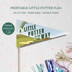 Puede incluir: Bandera de banderín imprimible con un campo de golf verde y el texto "A Little Putter Is On The Way". La bandera es azul con nubes blancas y un arcoíris.