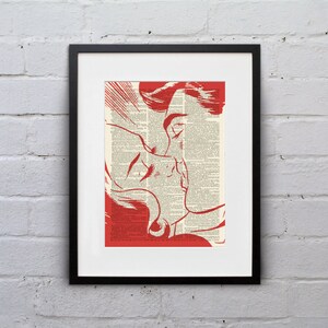 Könnte beinhalten: Gerahmter Kunstdruck mit einer roten Illustration von zwei sich umarmenden Figuren, vor dem Hintergrund von Vintage-Wörterbuchseiten. Das Kunstwerk ist in einem schwarzen Rahmen und auf einem weißen Passepartout montiert, was einen auffälligen Kontrast erzeugt.