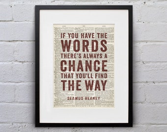 Könnte beinhalten: Gerahmter Druck mit schwarzem Rahmen und weißem Passepartout. Das Kunstwerk zeigt ein Zitat in burgunderrotem Text: "IF YOU HAVE THE WORDS THERE'S ALWAYS A CHANCE THAT YOU'LL FIND THE WAY" von Seamus Heaney, vor einem Hintergrund einer Wörterbuchseite.