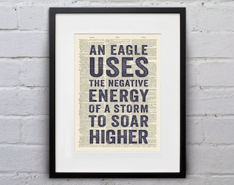 Un aigle utilise l’énergie négative d’une tempête pour s’envoler plus haut - Inspirational Citation Dictionnaire Page Book Art Print - DPQU042