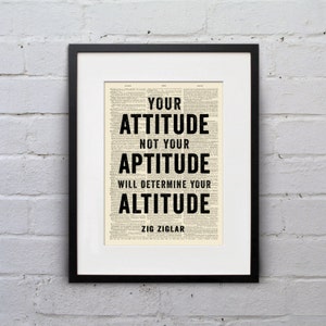 Puede incluir: Impresión tipográfica en blanco y negro con la cita "Tu actitud, no tu aptitud, determinará tu altitud." de Zig Ziglar. La cita está impresa sobre un fondo de página de libro vintage.