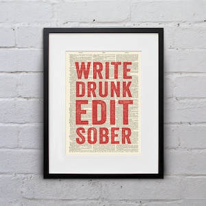 Puede incluir: Una impresión enmarcada con un fondo de página de diccionario vintage. Las palabras "WRITE DRUNK EDIT SOBER" están impresas en rojo.