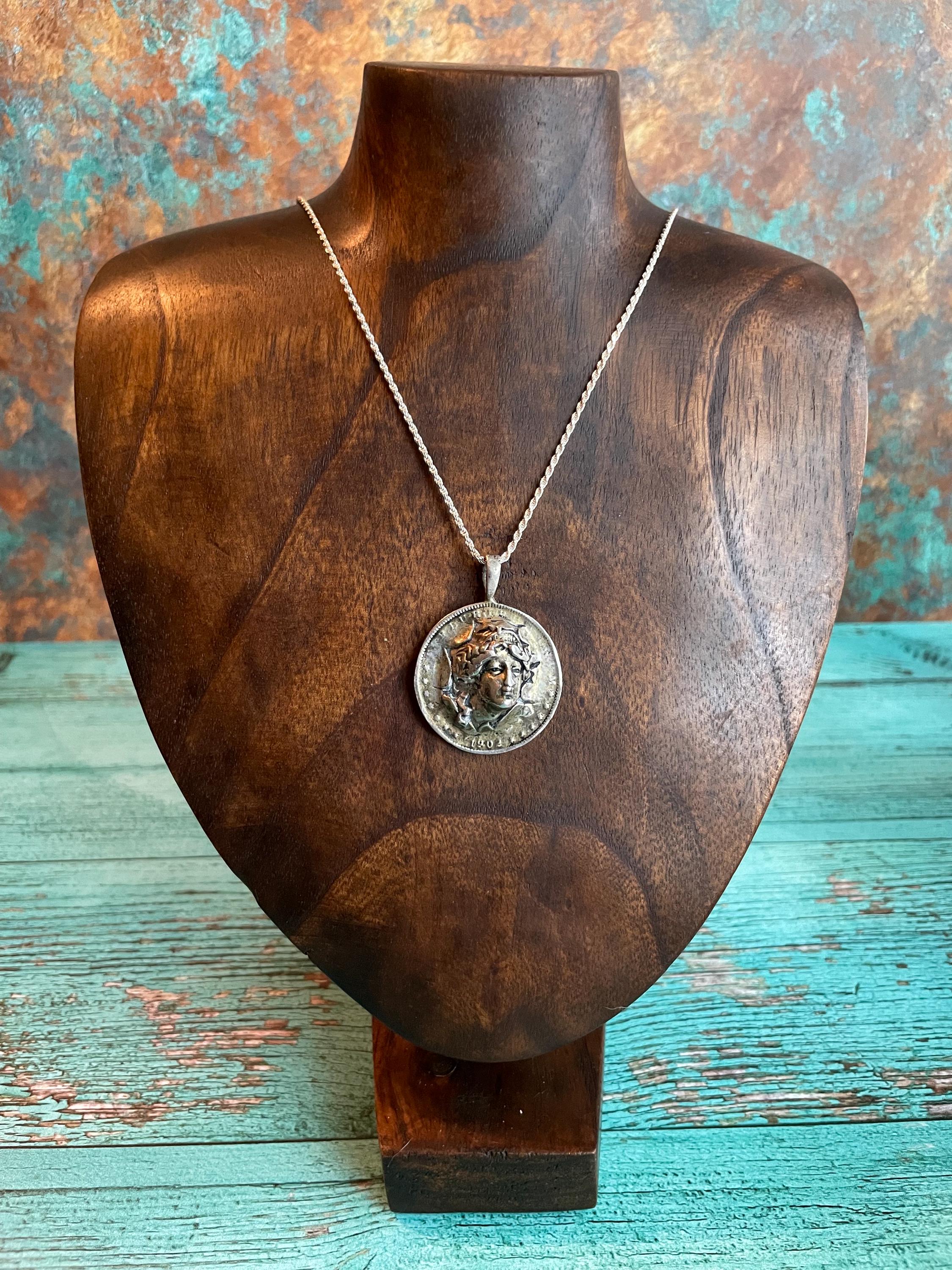 Superbe Pendentif En Argent Avec Un Buste De Femme - Occasion, Couleur Argenté