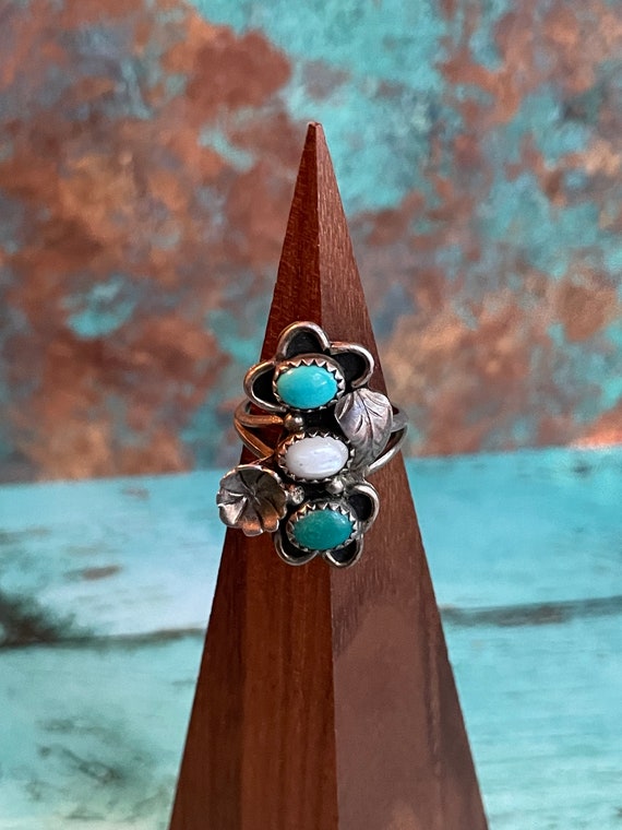 Beautiful Navajo Sterling Silver Turquoise and Mot