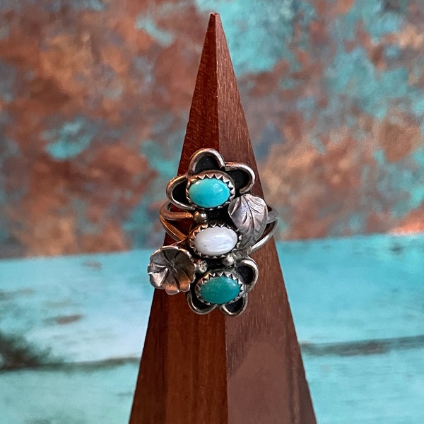 Beautiful Navajo Sterling Silver Turquoise and Mother Of Pearl Flower Ring Vintage