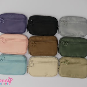 Cartera de muñeca con ventana para identificación