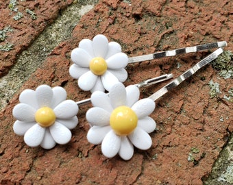 Mini Daisies Metal Flower Hair Pin Set of 3 Enamel Flower Bobby Pins White and Yellow Tiny Daisy Bridesmaid Bridal Hair Barrettes ACC35
