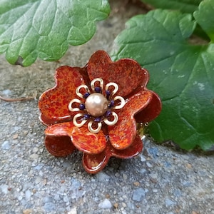 Small Fall Enamel Flower Pin Mottled Brown Red Burnt Orange Metal Flower Brooch Pin with Gold Tone Brass and Champagne Faux Pearl FB226